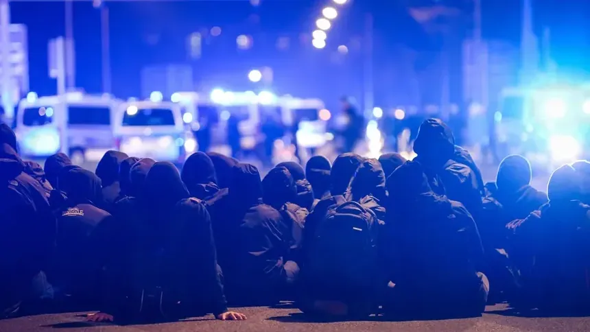 Eine Sitzblockade in Dresden (Archivbild): Unter gewissen Voraussetzungen sind friedliche Störungen von anderen Demo-Aufzügen künftig nicht mehr strafbar.