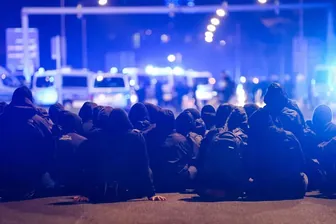 Eine Sitzblockade in Dresden (Archivbild): Unter gewissen Voraussetzungen sind friedliche Störungen von anderen Demo-Aufzügen künftig nicht mehr strafbar.