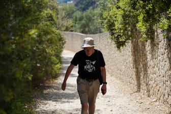 Griechenland: Ein alter Mann spaziert in der Mittagsglut umher - eine schlechte Idee, finden Behörden und Einheimische.