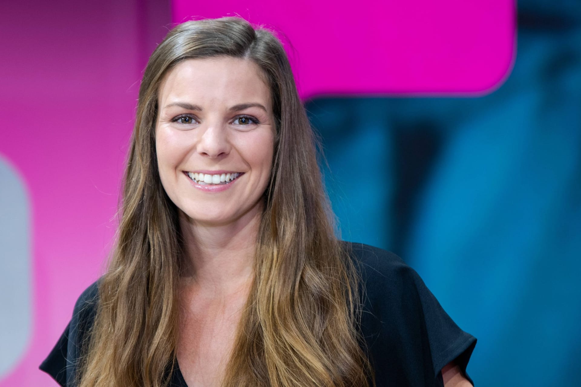 Amelie Stiefvatter posiert bei der Eröffnung des EM-Studios von MagentaTV.