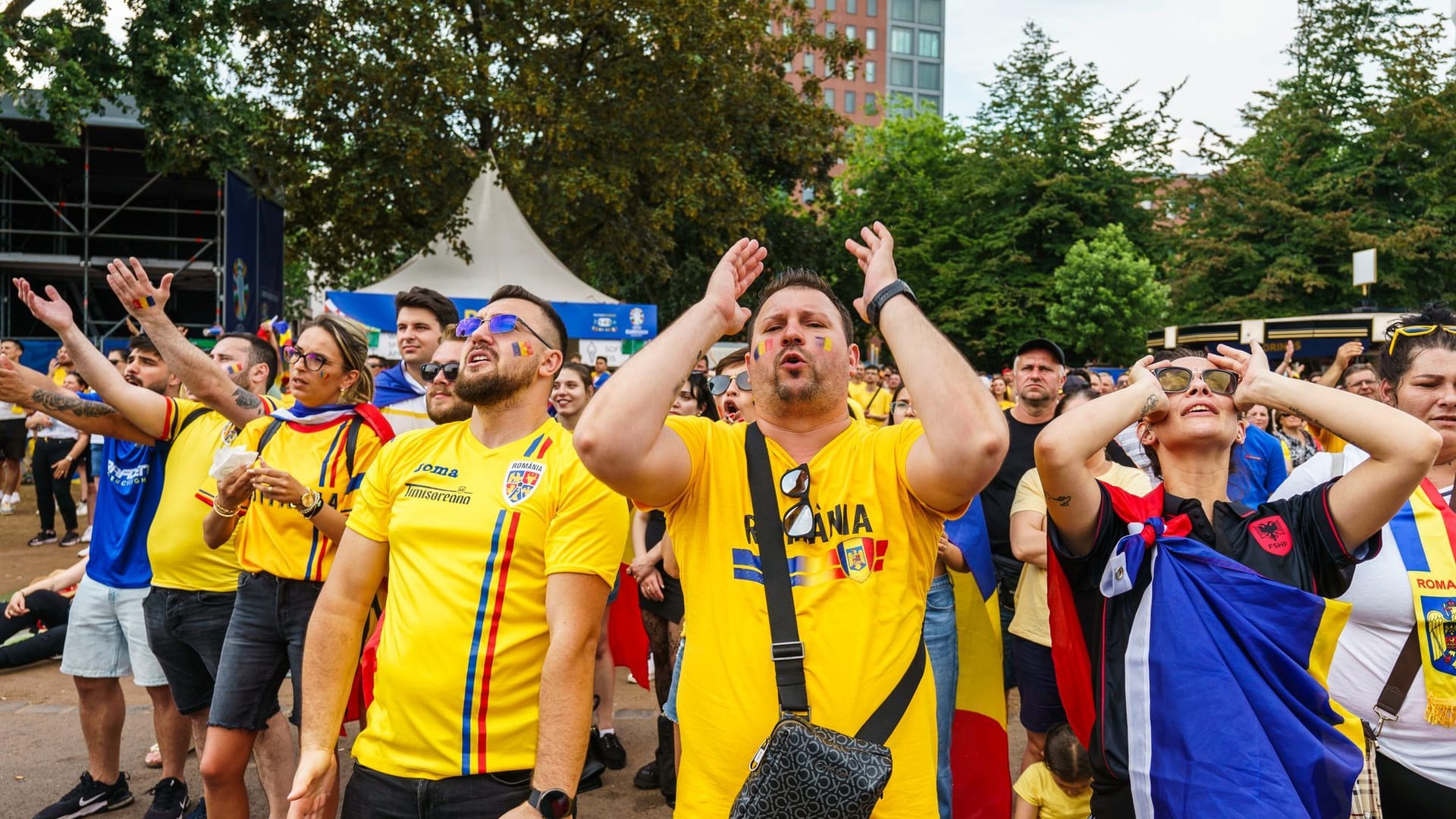 Fans beim Public Viewing in Frankfurt am Main: Die Fanzone musste wegen Unwetters später geräumt werden.