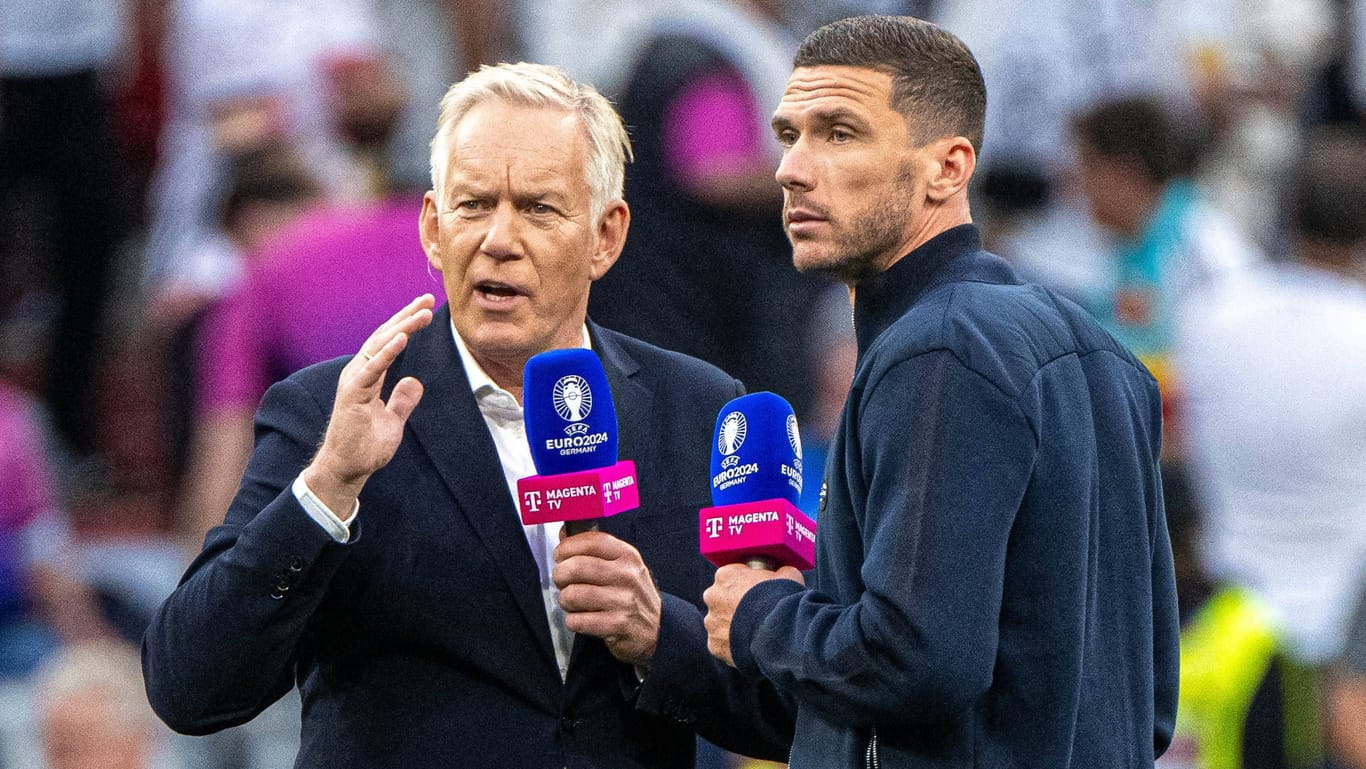 Robin Gosens (r.) neben Johannes B. Kerner: Der Nationalspieler hatte in Stuttgart mit dem Verkehr zu kämpfen.