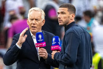 Robin Gosens (r.) neben Johannes B. Kerner: Der Nationalspieler hatte in Stuttgart mit dem Verkehr zu kämpfen.