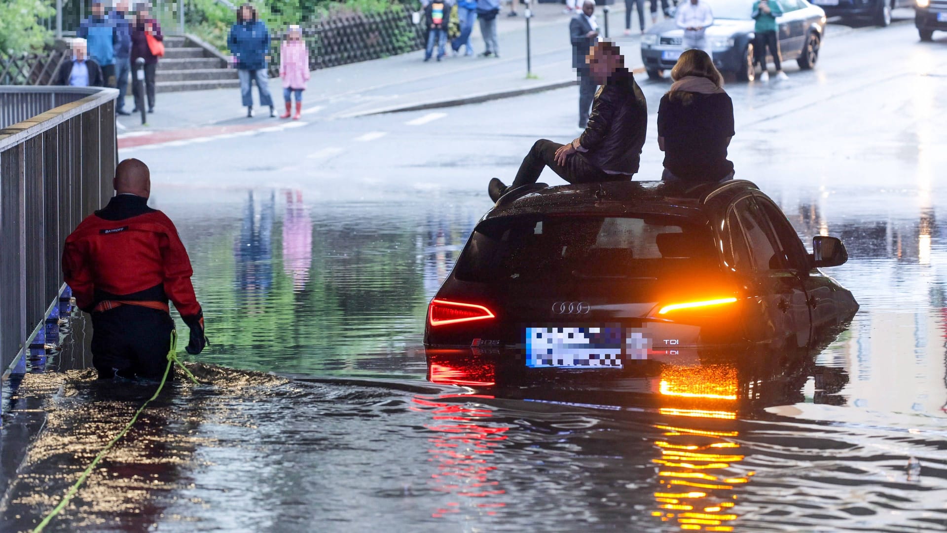 Beim Hochwasser Mitte Mai: Mehrere Unterführungen in Nürnberg wurden überflutet, die Feuerwehr musste Autofahrer aus den Fluten retten.