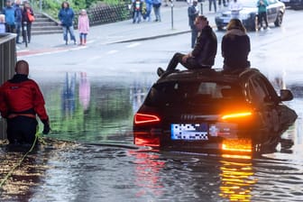 Beim Hochwasser Mitte Mai: Mehrere Unterführungen in Nürnberg wurden überflutet, die Feuerwehr musste Autofahrer aus den Fluten retten.