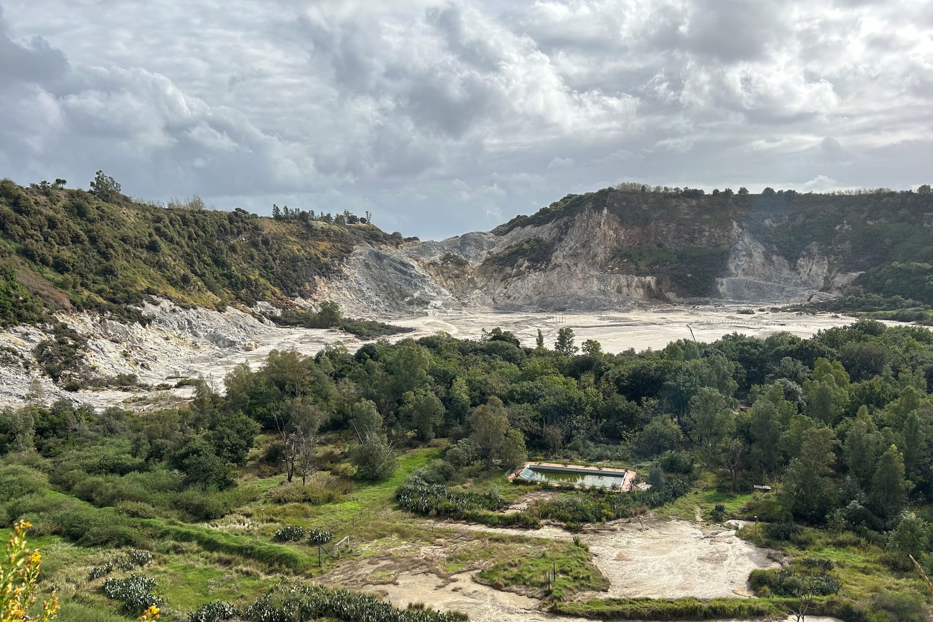 Das Vulkanfeld Solfatara in der Kleinstadt Pozzuoli im Westen der italienischen Millionenmetropole Neapel. Das Gebiet gehört zum Supervulkan Campi Flegrei.