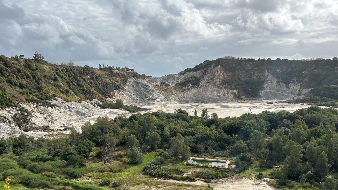 Das Vulkanfeld Solfatara in der Kleinstadt Pozzuoli im Westen der italienischen Millionenmetropole Neapel. Das Gebiet gehört zum Supervulkan Campi Flegrei.