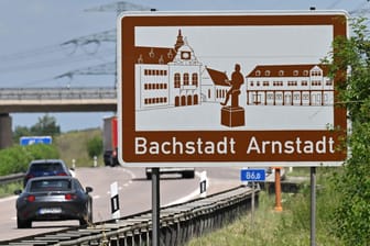Eine "Touristische Unterrichtungstafel" mit der Aufschrift Bachstadt Arnstadt steht an der Autobahn A71.