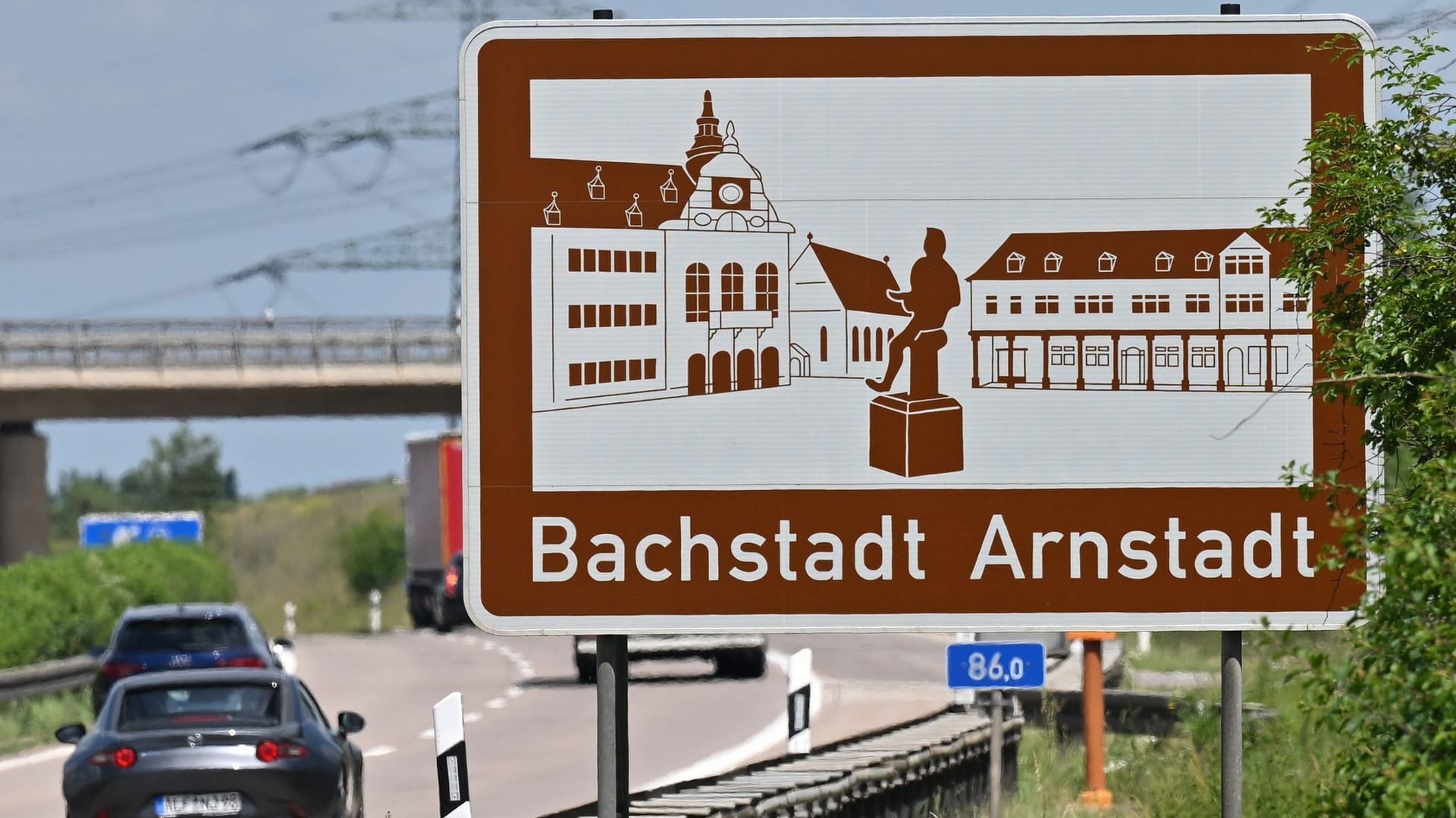 Eine "Touristische Unterrichtungstafel" mit der Aufschrift Bachstadt Arnstadt steht an der Autobahn A71.