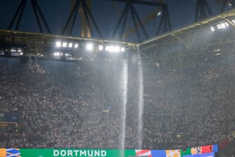 Während des Deutschland-Spiels saß eine Person auf dem Stadiondach.