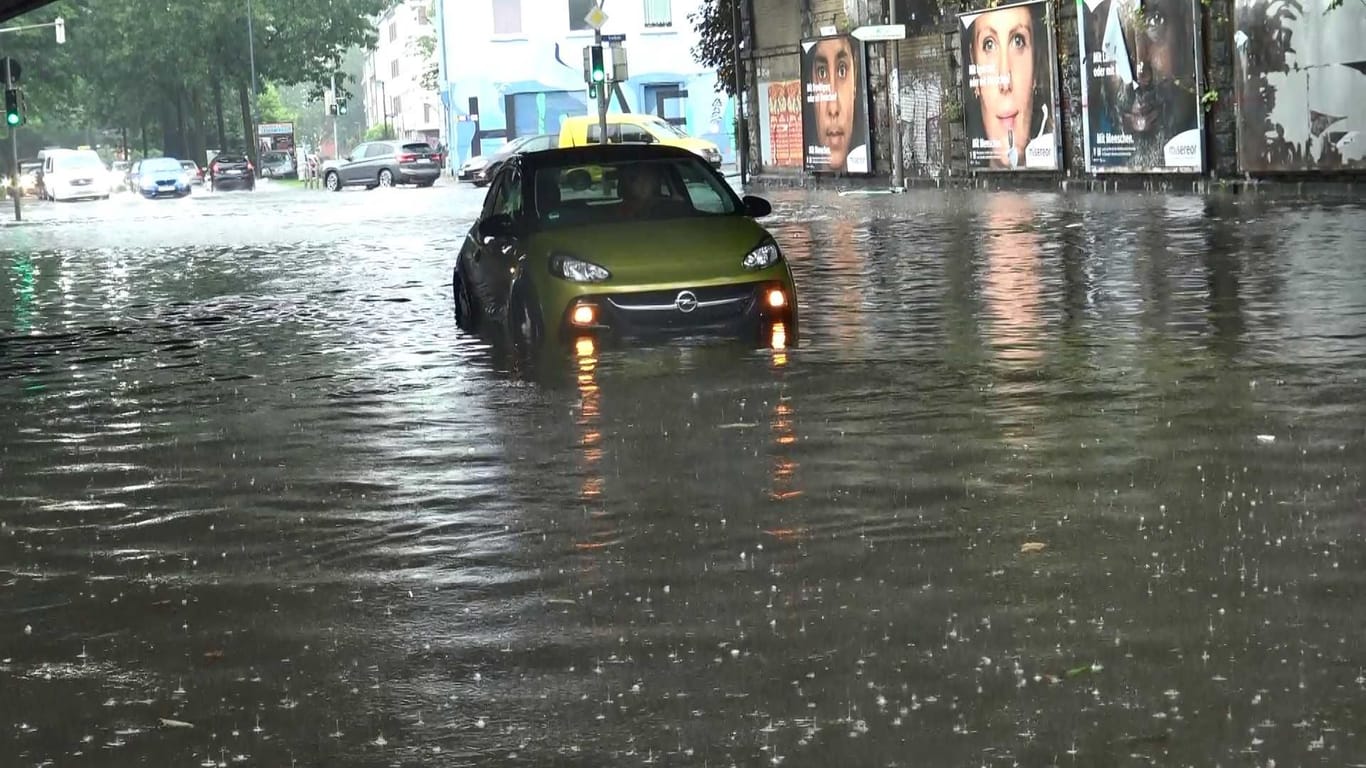 Die Unterführung an der Unionsstraße stand schlagartig unter Wasser: Vereinzelte Autos versuchten dennoch ihr Glück.