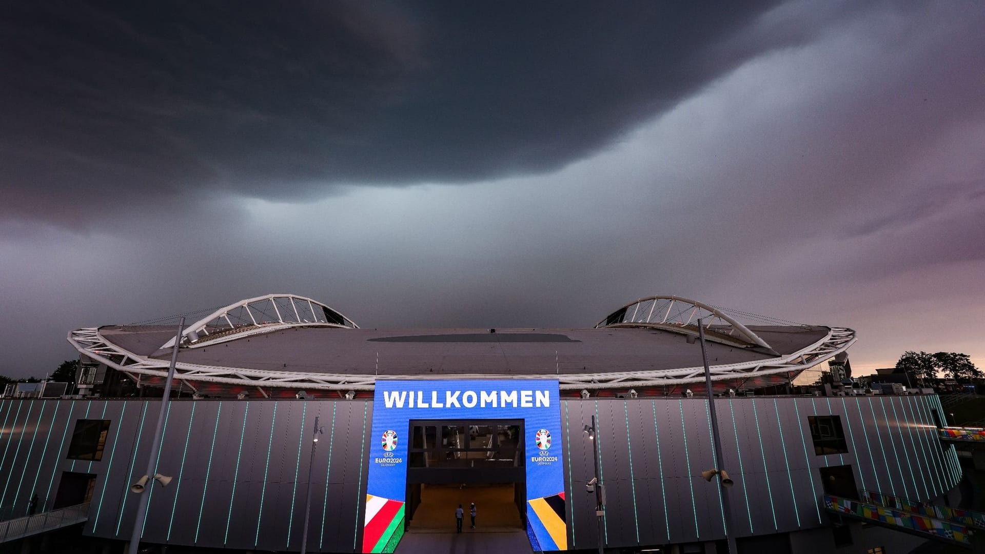Dunkle Wolken über dem EM-Stadion