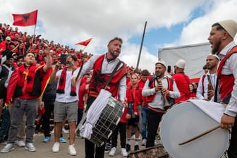 Fans von Albanien an den Landungsbrücken: Die Anhänger stimmten sich mit Musik und Gesängen auf das Spiel gegen Kroatien ein.