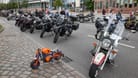 Motorräder parken während auf der Ludwig-Erhard-Straße: Am Sonntag hat der 41. Hamburger Motorradgottesdienst stattgefunden.
