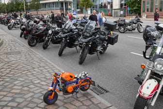 Motorräder parken während auf der Ludwig-Erhard-Straße: Am Sonntag hat der 41. Hamburger Motorradgottesdienst stattgefunden.