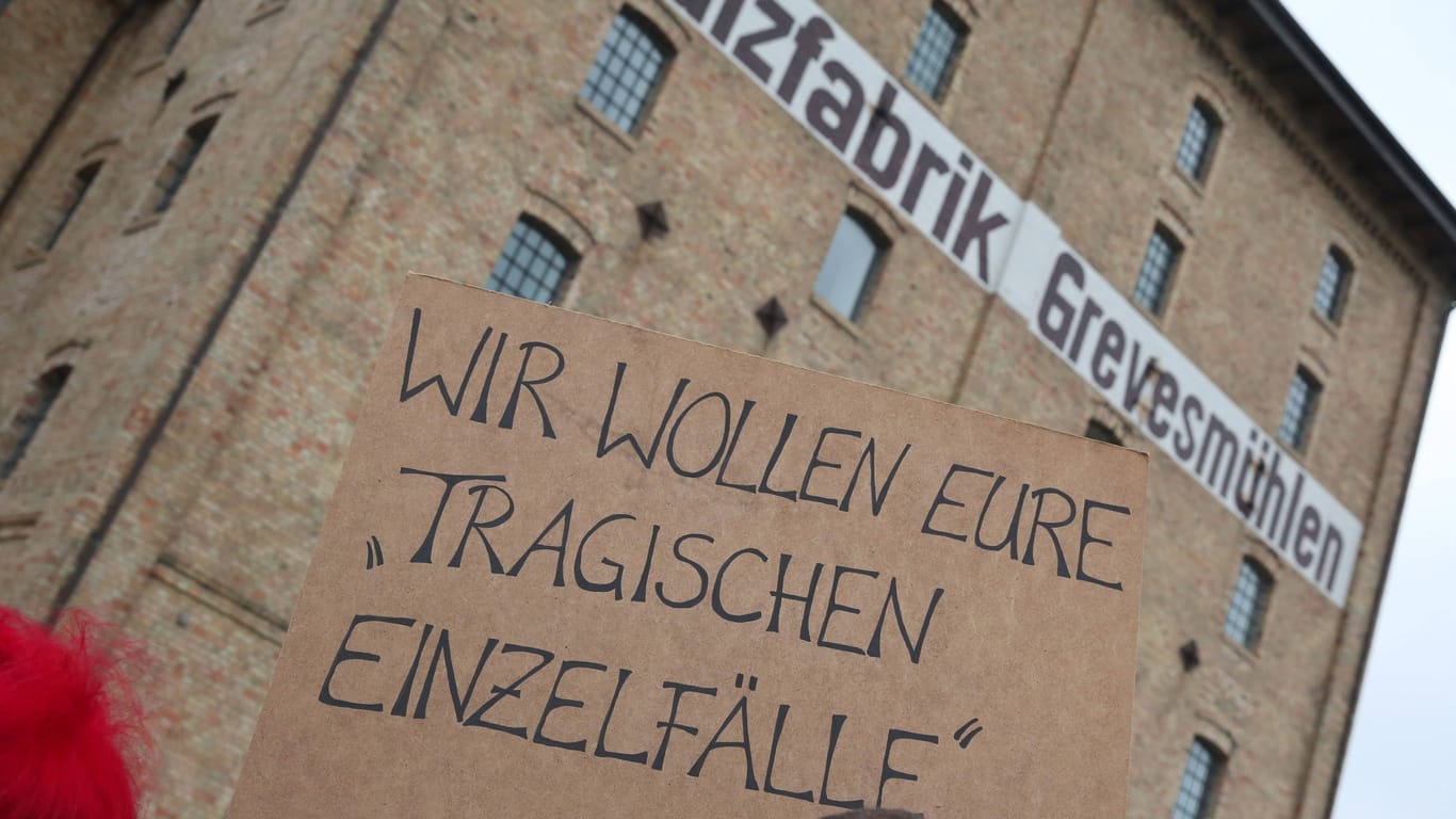 Proteste gegen die Unterbringung von Geflüchteten in Grevesmühlen (2023): "Wir wollen Eure 'tragischen Einzelfälle' nicht", steht auf dem Plakat. Angegriffen wurden jetzt schwarze KInder.
