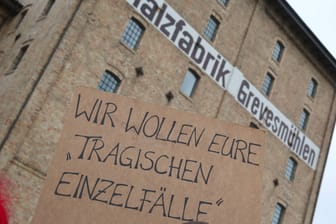 Proteste gegen die Unterbringung von Geflüchteten in Grevesmühlen (2023): "Wir wollen Eure 'tragischen Einzelfälle' nicht", steht auf dem Plakat. Angegriffen wurden jetzt schwarze KInder.