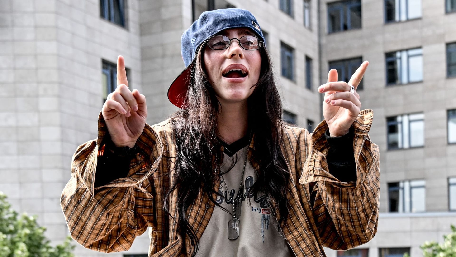 07.06.2024, Berlin: Die US-amerikanische Sängerin Billie Eilish sitzt auf einem Mauervorsprung eines Treppengeländers das als die «Billie Eilish-Wand» bekannt ist.