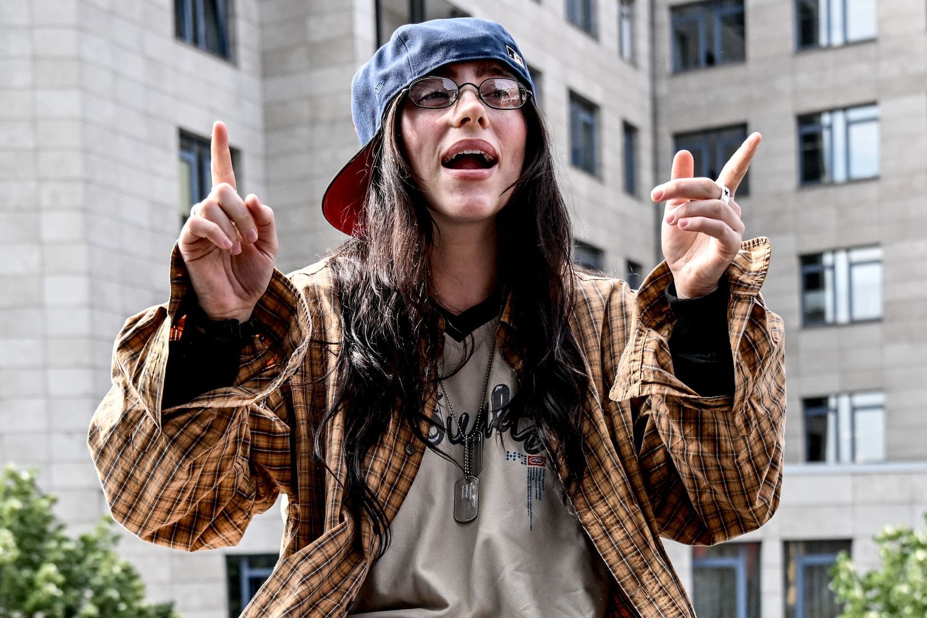 07.06.2024, Berlin: Die US-amerikanische Sängerin Billie Eilish sitzt auf einem Mauervorsprung eines Treppengeländers das als die «Billie Eilish-Wand» bekannt ist.
