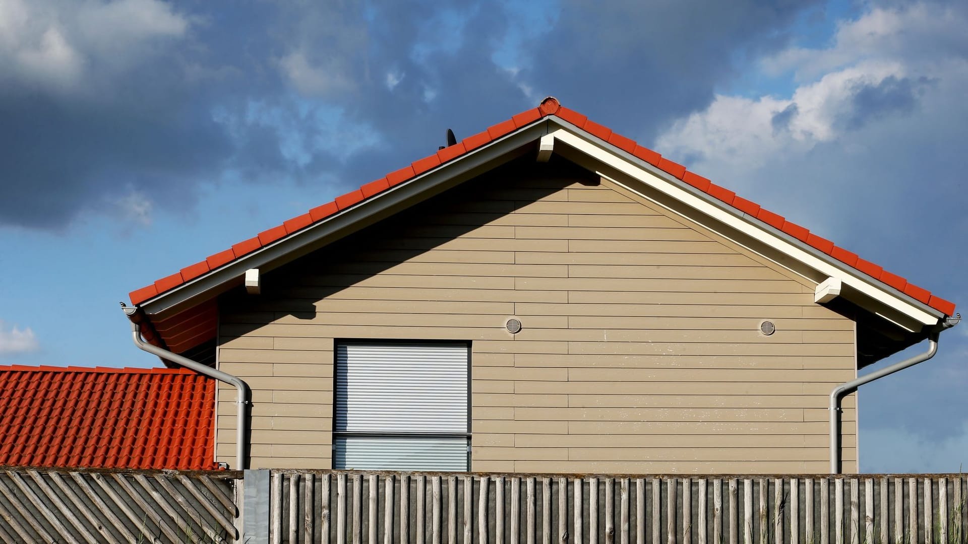 Ein Einfamilienhaus in einem Neubaugebiet Ein Einfamilienhaus in einem Neubaugebiet