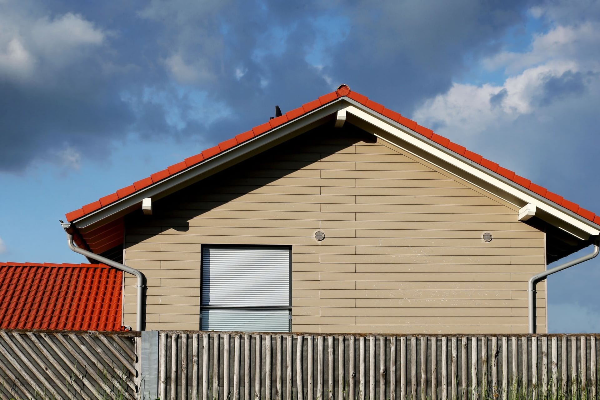 Ein Einfamilienhaus in einem Neubaugebiet Ein Einfamilienhaus in einem Neubaugebiet