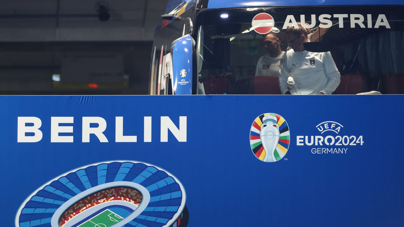 SOCCER - UEFA EURO, EM, Europameisterschaft,Fussball 2024 BERLIN,GERMANY,20.JUN.24 - UEFA EURO 2024, group stage, Austria vs Poland, preview, pitch walk Team AUT. Image shows head coach Ralf Rangnick AUT and the teambus of AUT.