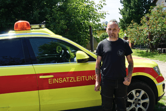 Steven Giese vor einem Einsatzfahrzeug: Der gebürtige Berliner engagiert sich ehrenamtlich in der Wildtierrettung und auf einem Gnadenhof in Oranienburg.