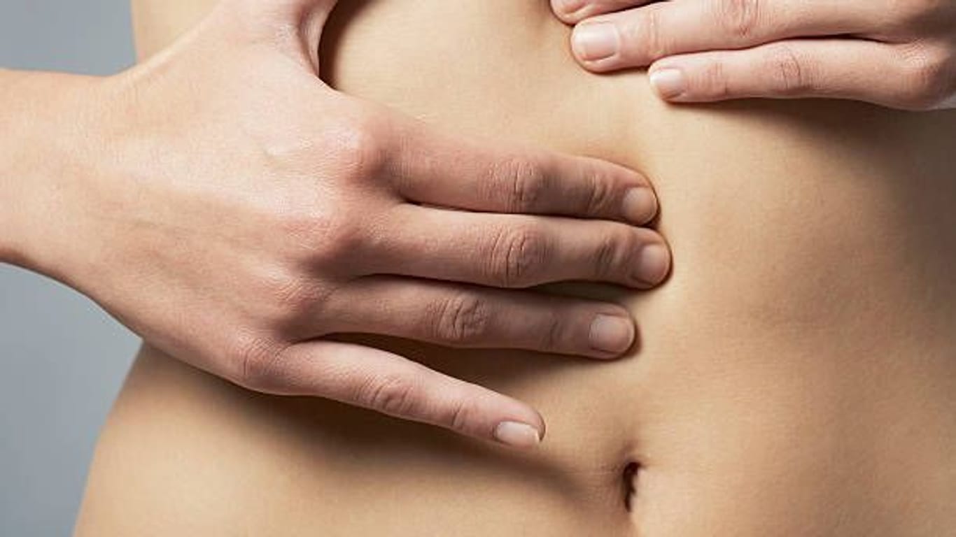 Bauchmassage: Die richtige Technik kann Spannungen in der Bauch- und Darmmuskulatur lösen und die Darmtätigkeit fördern.