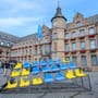 EM 2024 | Düsseldorf: Im Krieg zerstörte Tribüne aus der Ukraine am Rathaus