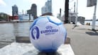 EM-Ball im Hamburger Hafen: Bald beginnt die Fußball-Europameisterschaft.