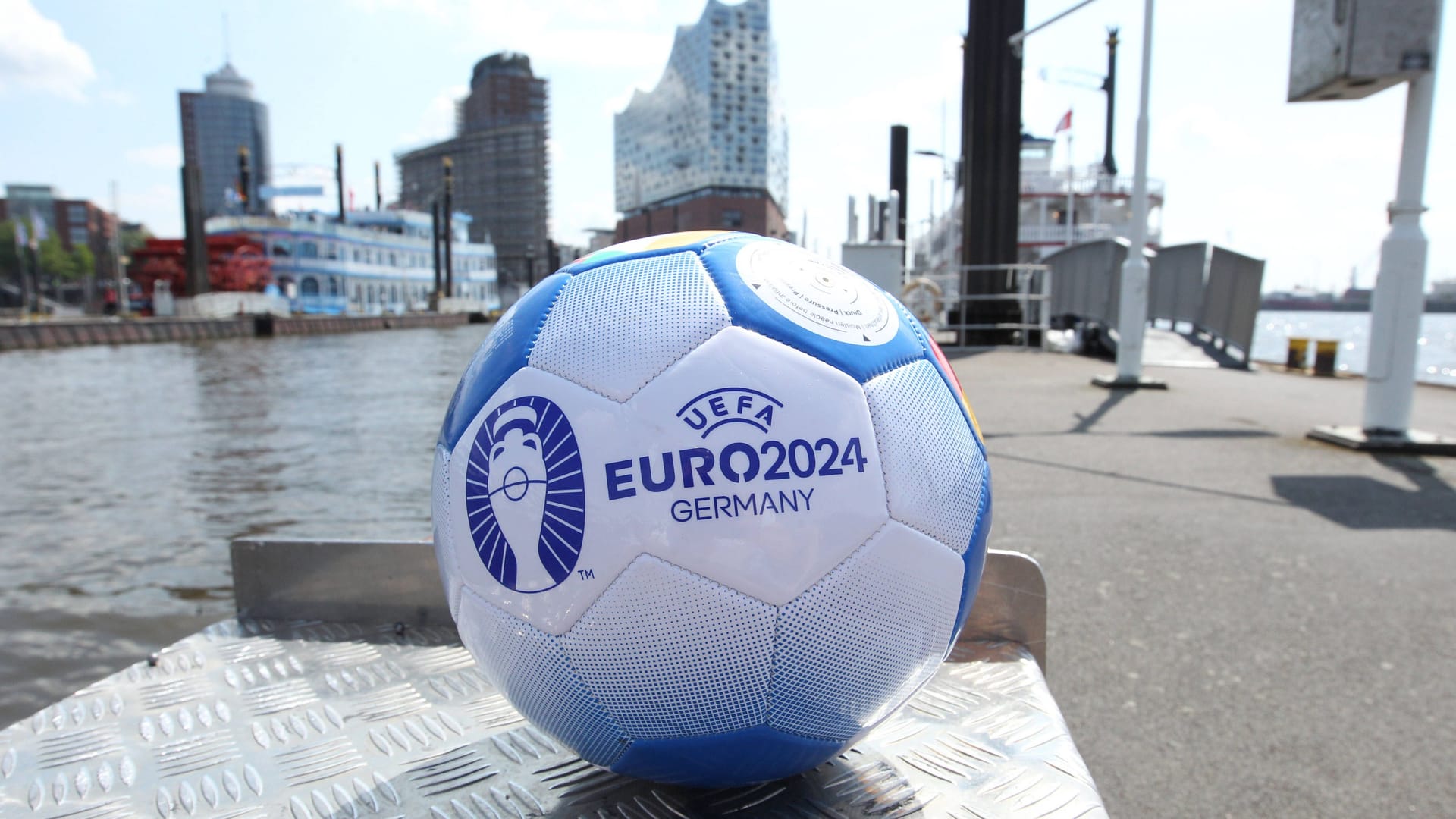 EM-Ball im Hamburger Hafen: Bald beginnt die Fußball-Europameisterschaft. EM-Ball im Hamburger Hafen: Bald beginnt die Fußball-Europameisterschaft.