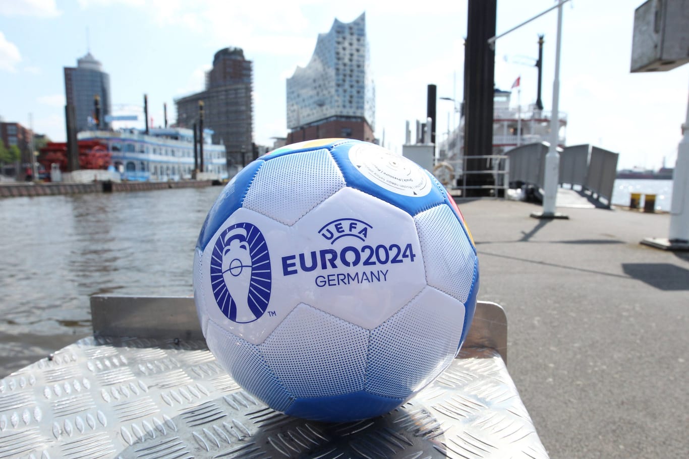 EM-Ball im Hamburger Hafen: Bald beginnt die Fußball-Europameisterschaft.
