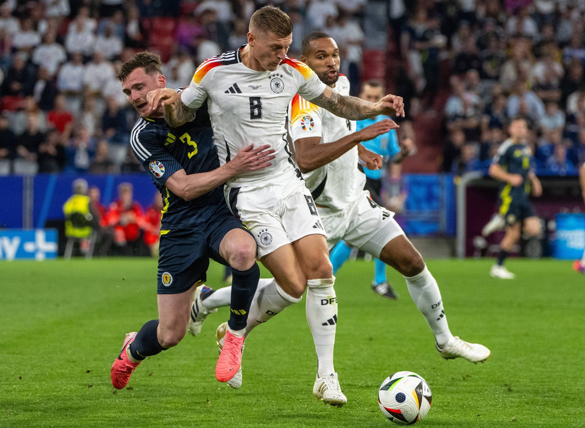 Toni Kroos: Gestaltete von Beginn an mit Ruhe und Übersicht das deutsche Spiel. Leitete die deutsche Führung mit einem leicht glücklichen Diagonalball auf Kimmich ein. Sendete auch mit seiner Körpersprache wichtige Signale an seine Mannschaft. Perfekte Passquote in der ersten Halbzeit (55 von 55 angekommenen Bällen). Tut der Mannschaft gut. Note 2