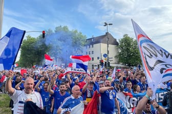 "Allez les Bleus !": Französische Fans ziehen zum Stadion.