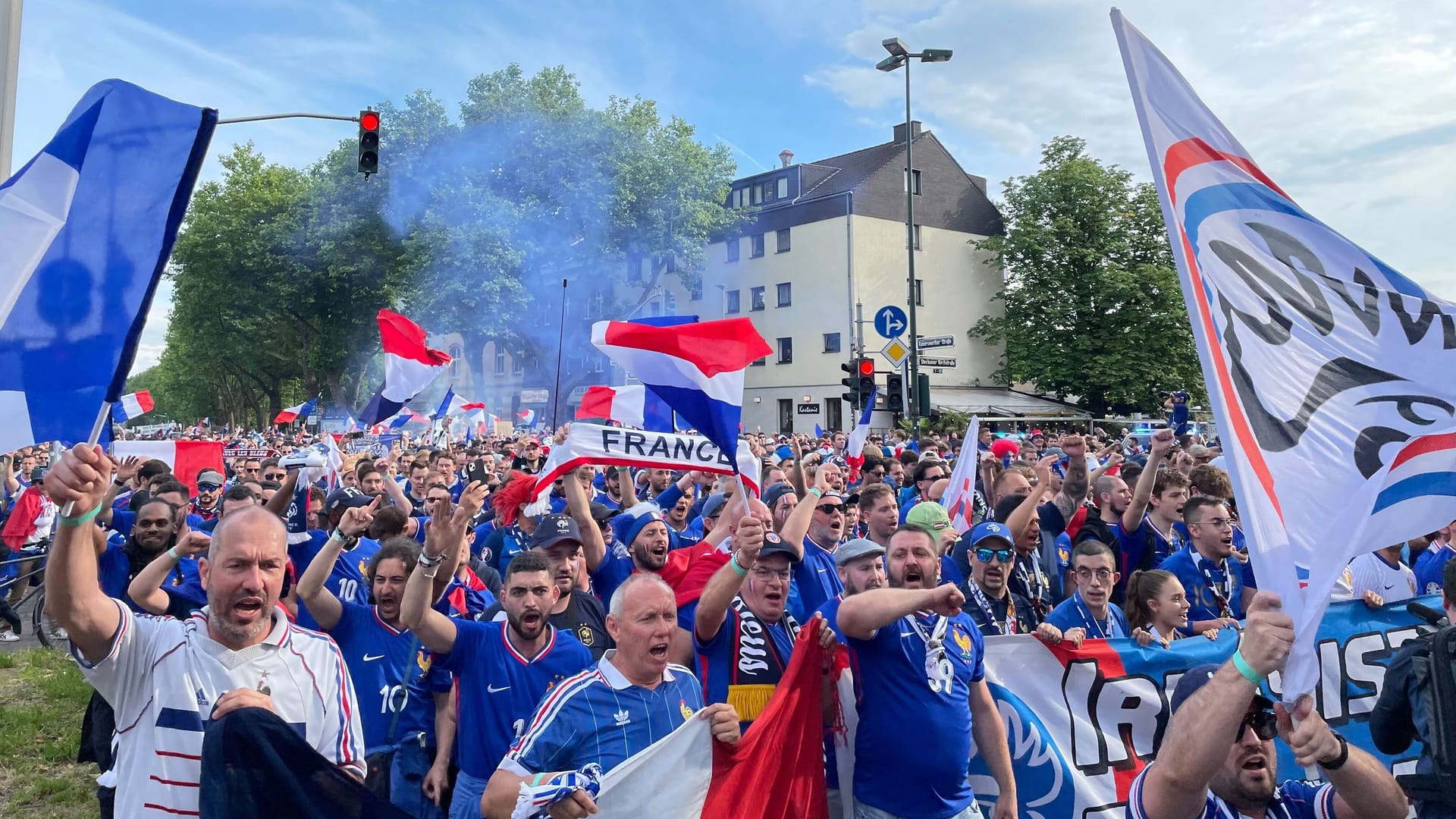 "Allez les Bleus !": Französische Fans ziehen zum Stadion.