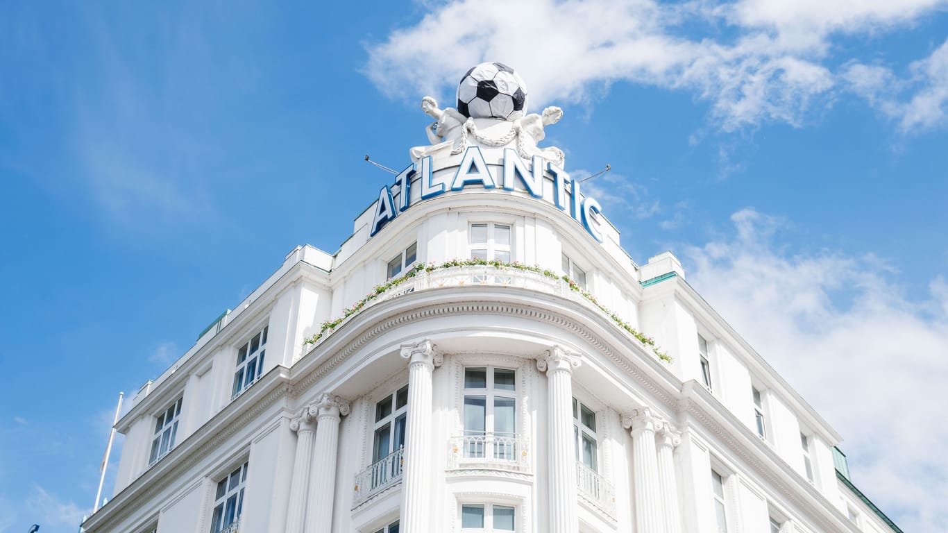 Für die Zeit der Fußball-Europameisterschaft 2024 verwandelt sich die Weltkugel auf dem Dach des Hotel Atlantic Hamburg in einen überdimensionalen Fußball.