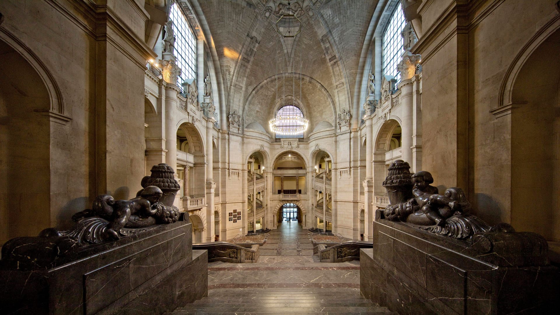 Das Neue Rathaus von innen: In der Halle fällt Putz herunter.