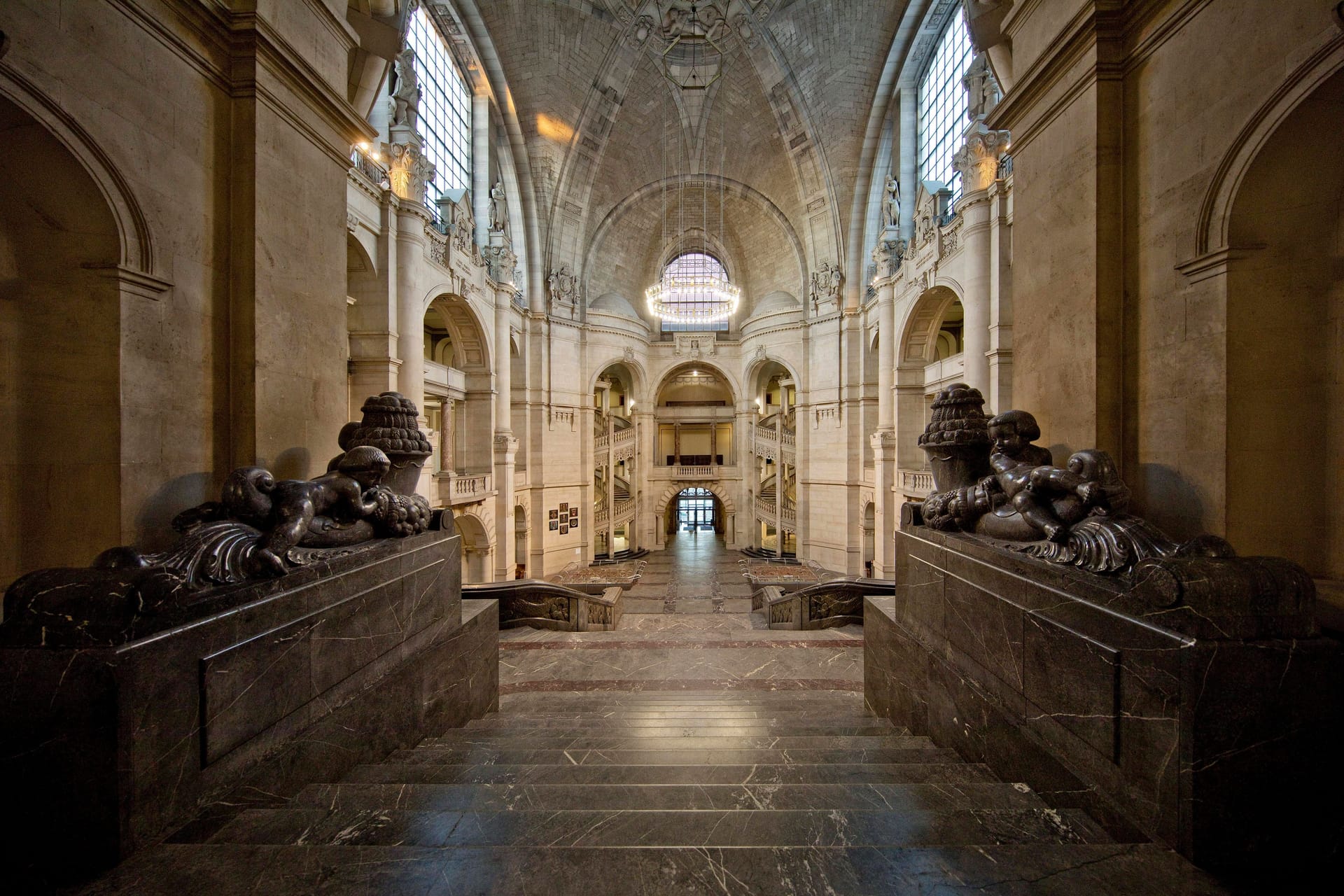 Das Neue Rathaus von innen: In der Halle fällt Putz herunter.