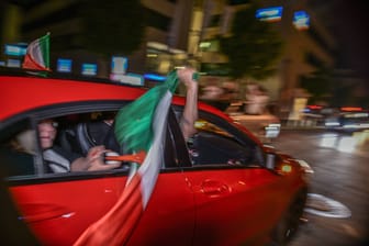 Italienische Fans bei einem Autokorso (Archivbild): Nach rund eineinhalb Stunden gelang es der Polizei, die Feierlichkeiten zu beenden.