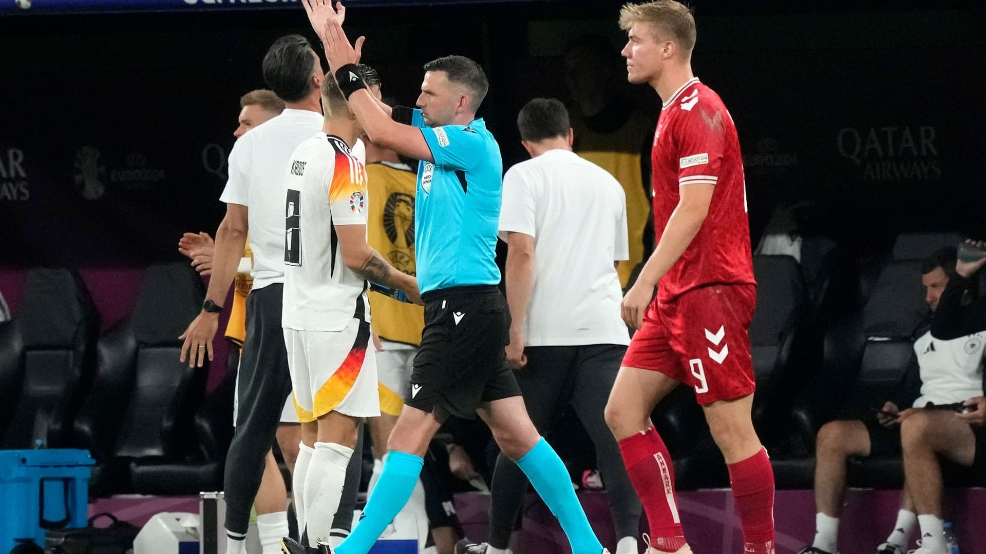 Schiedsrichter Michael Oliver entscheidet nach dem Videobeweis auf Handspiel.