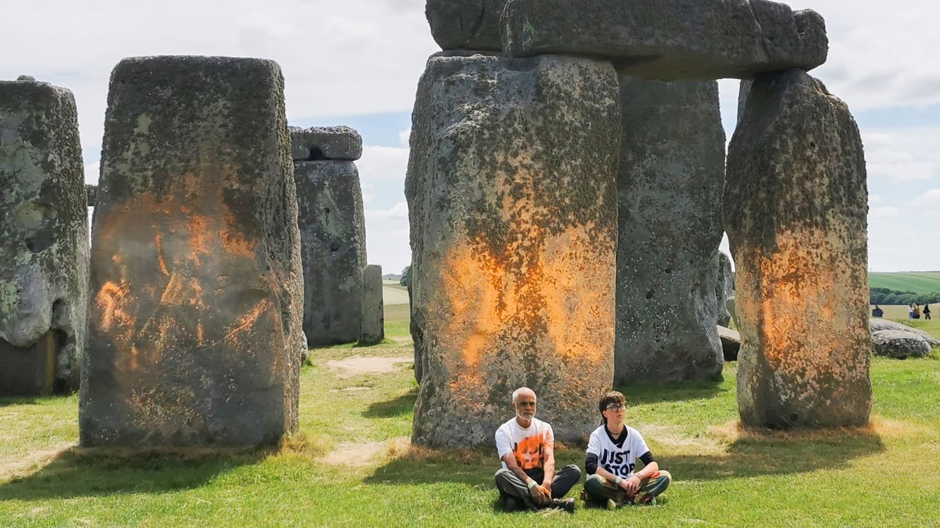 Klimademonstranten sprühen orangefarbene Substanz auf Stonehenge