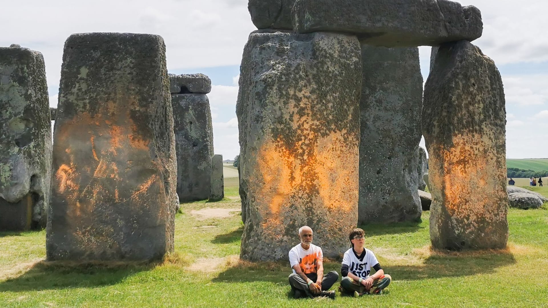 Klimademonstranten sprühen orangefarbene Substanz auf Stonehenge