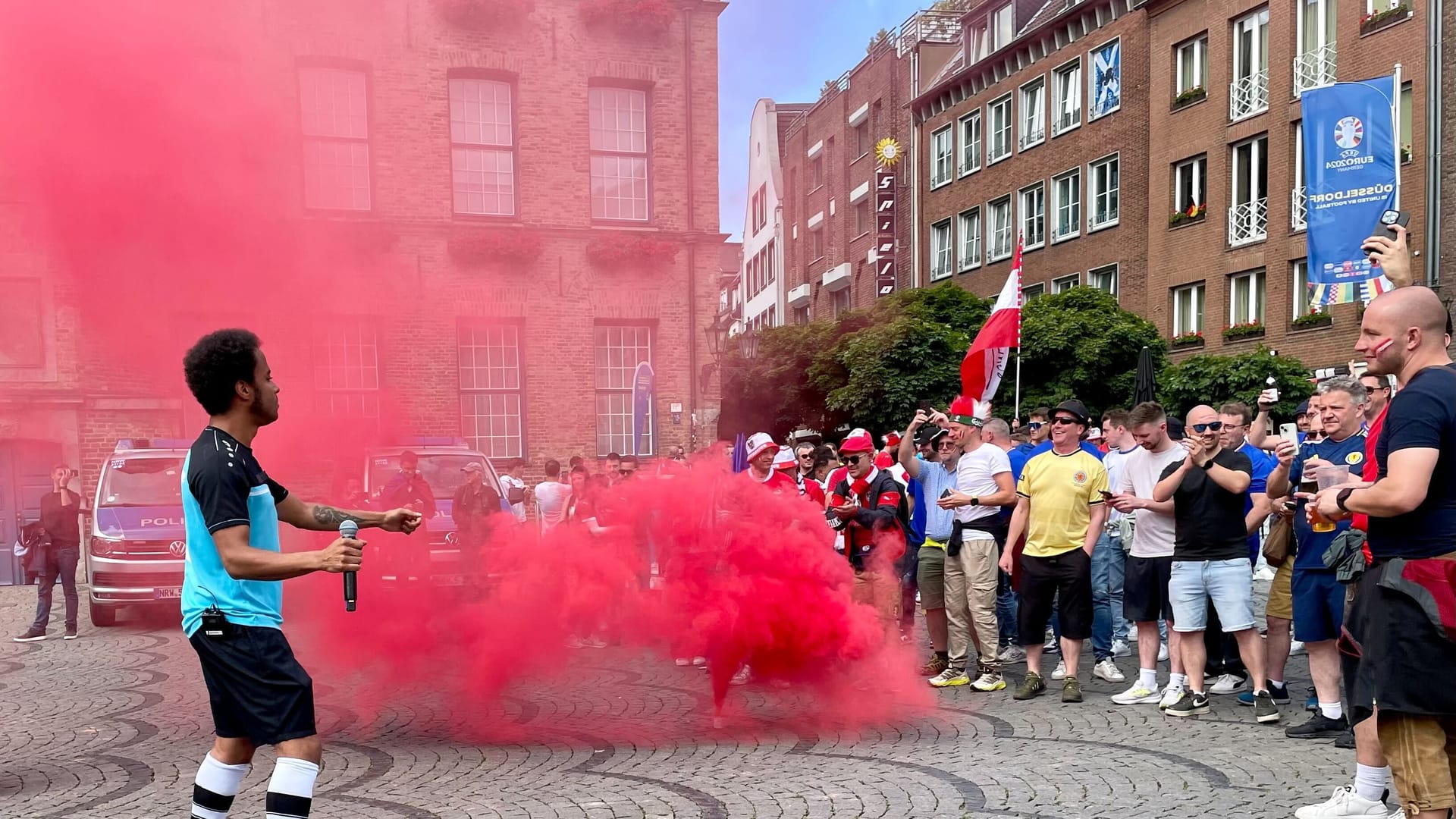 Party vor dem Rathaus: Fans haben einen Rauchtopf gezündet.