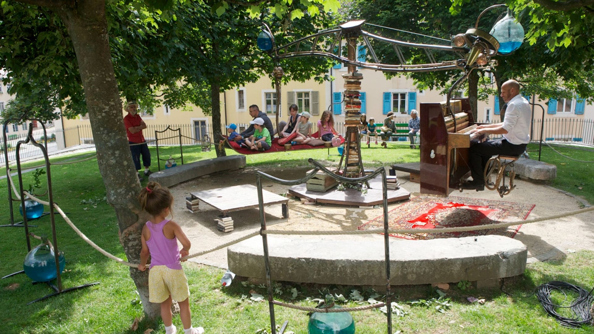 Einen fliegenden Teppich und ein fliegendes Klavier gibt es in der Manège du Contrevent.