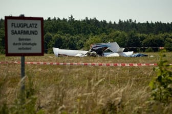 Auf dem Sportflugplatz ist ein Flugzeug verunglückt. ACHTUNG: Flugzeugkennung wurde aus rechtlichen Gründen gepixelt