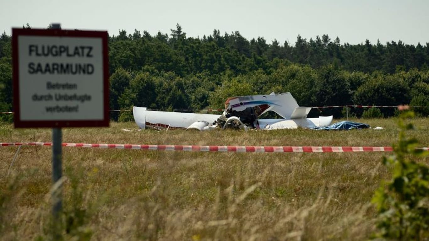 Auf dem Sportflugplatz ist ein Flugzeug verunglückt. ACHTUNG: Flugzeugkennung wurde aus rechtlichen Gründen gepixelt