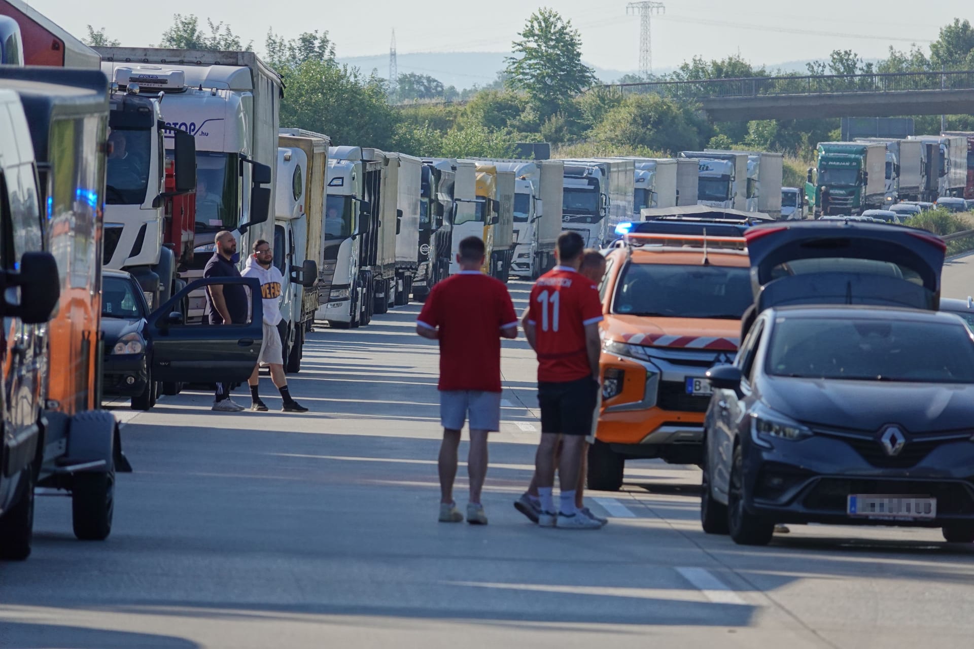 Stillstand auf der A17 Richtung Dresden: Durch den ausgelaufenen Diesel ist die Fahrbahn massiv verschmutzt.