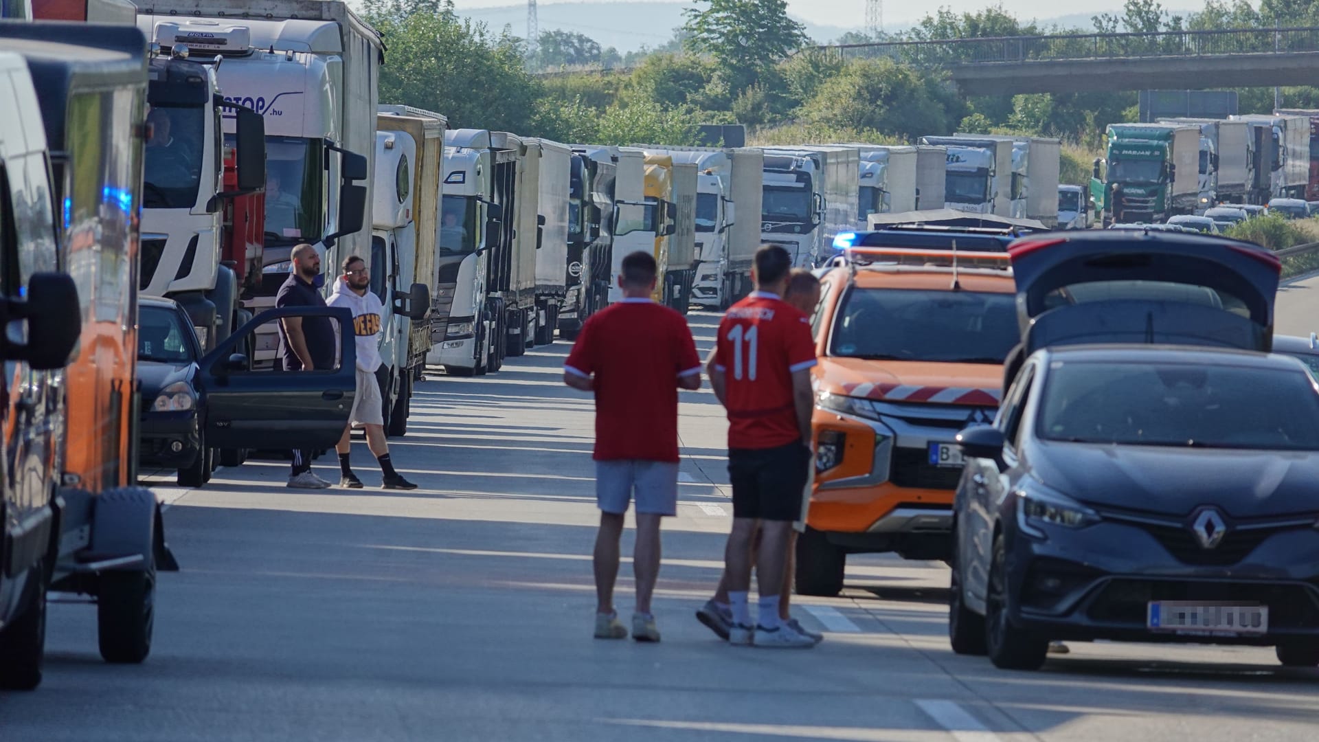 Stillstand auf der A17 Richtung Dresden: Durch den ausgelaufenen Diesel ist die Fahrbahn massiv verschmutzt.