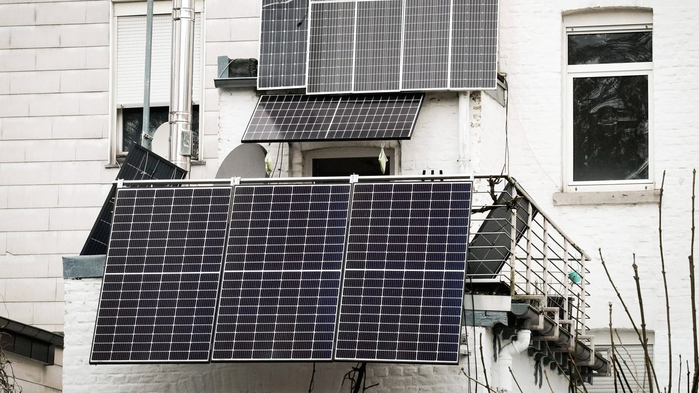 Balkonkraftwerk: Das Unternehmen Solarnative stellt Wechselrichter für solche Kraftwerke her.