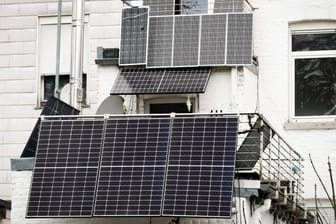 Balkonkraftwerk: Das Unternehmen Solarnative stellt Wechselrichter für solche Kraftwerke her.